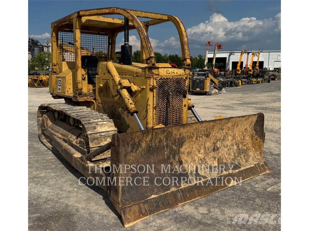 CAT D5B Telaketjupuskutraktorit