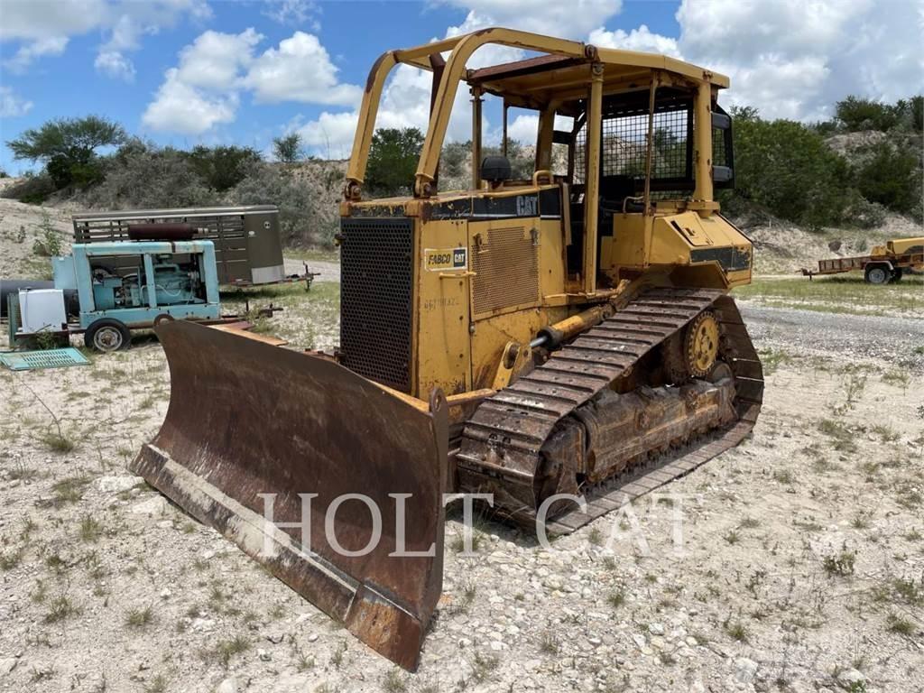 CAT D5M Telaketjupuskutraktorit