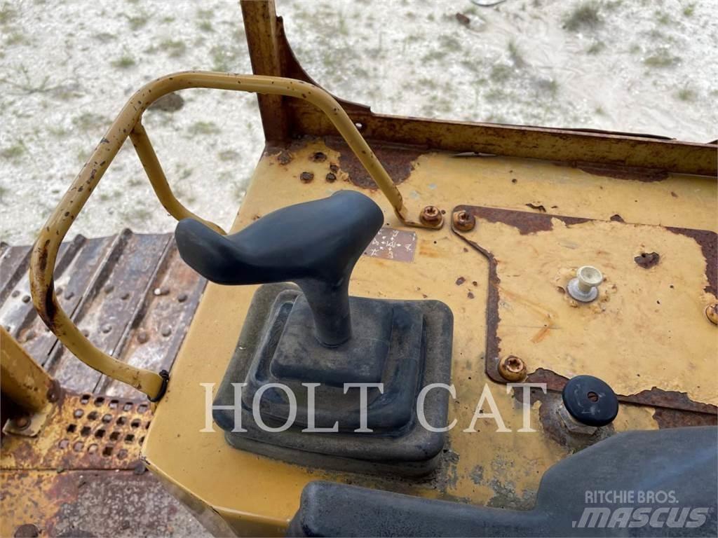 CAT D5M Telaketjupuskutraktorit