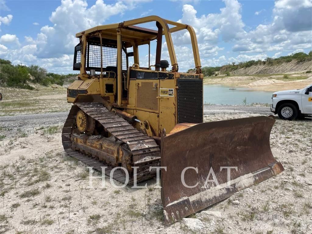 CAT D5M Telaketjupuskutraktorit