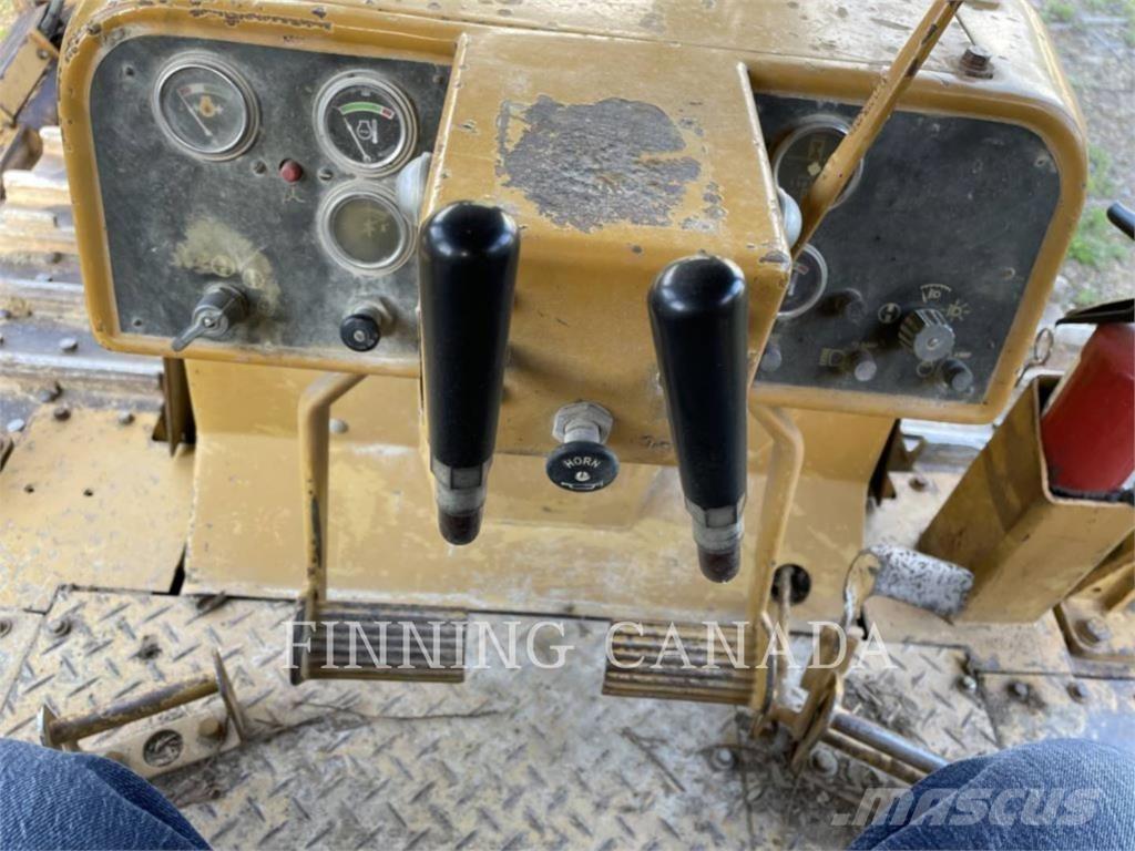 CAT D6E Telaketjupuskutraktorit