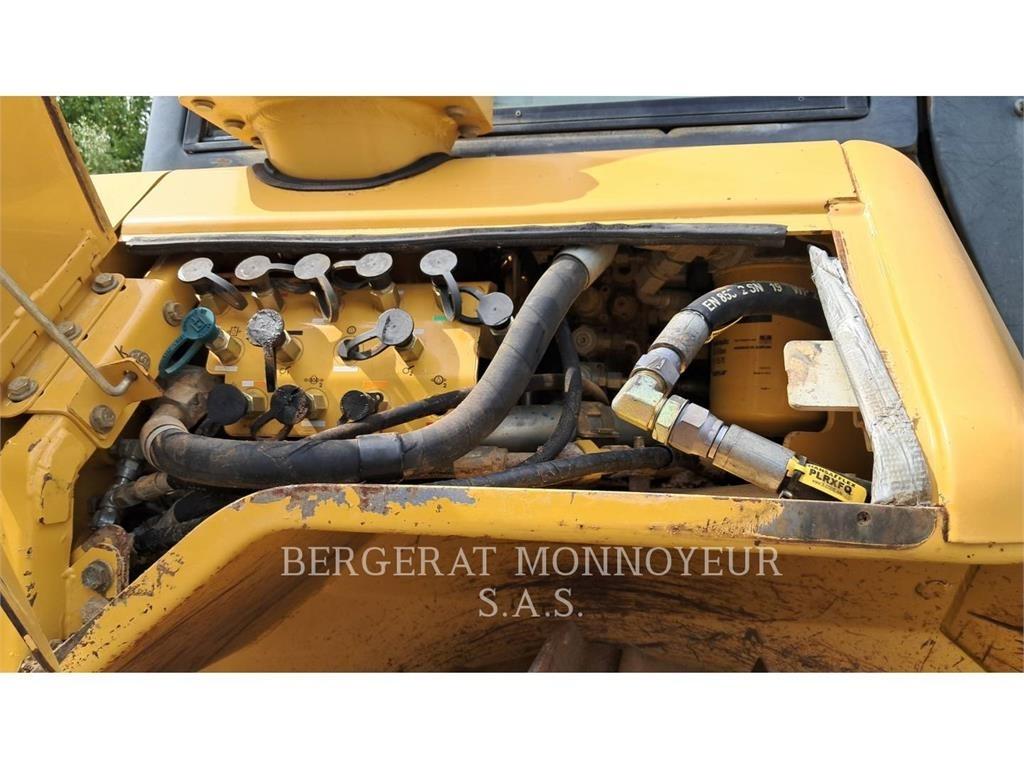 CAT D6NXL Telaketjupuskutraktorit