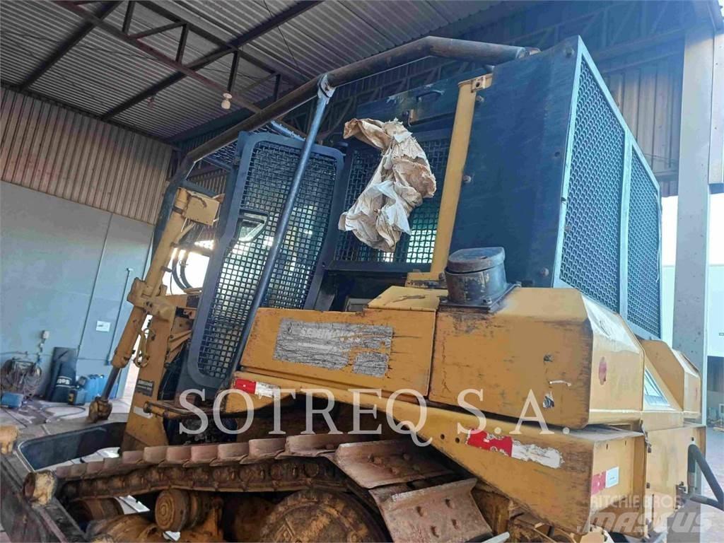 CAT D6T Telaketjupuskutraktorit