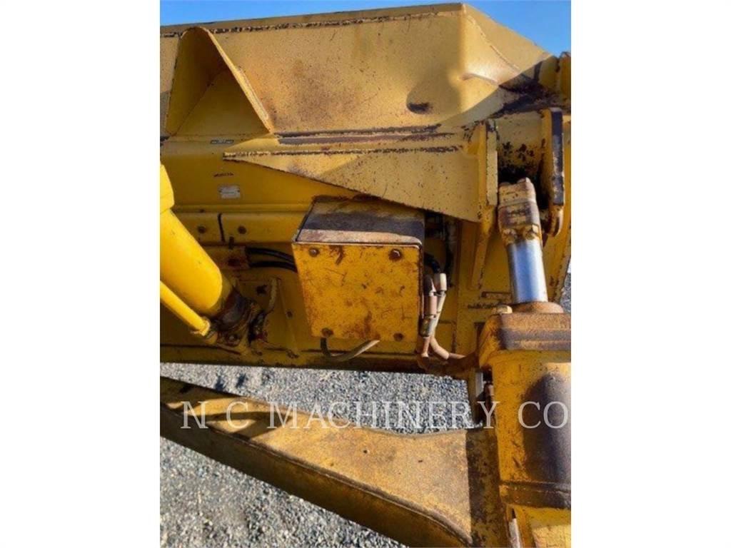 CAT D6T Telaketjupuskutraktorit