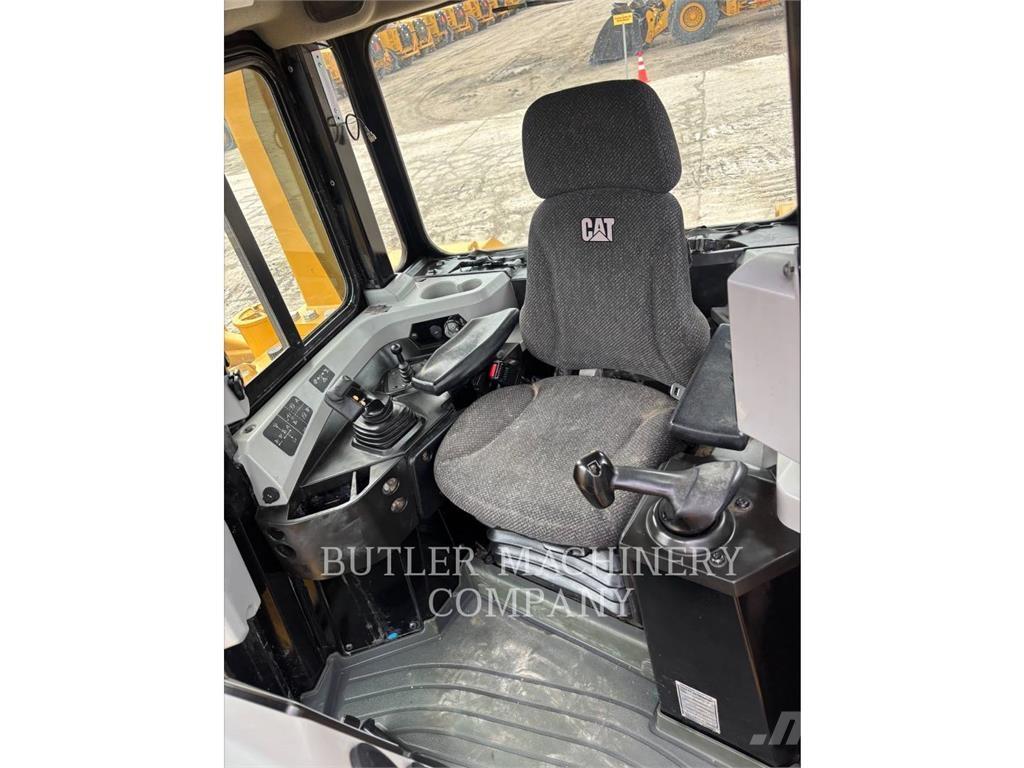 CAT D6T Telaketjupuskutraktorit