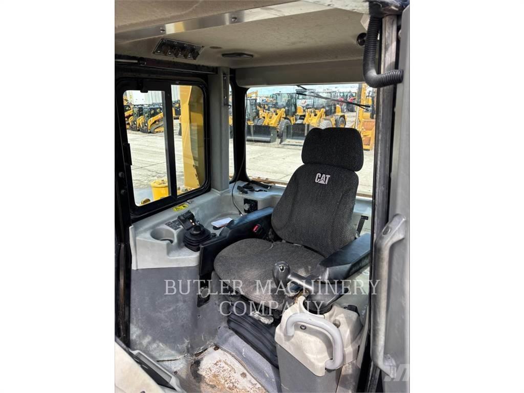 CAT D6T Telaketjupuskutraktorit