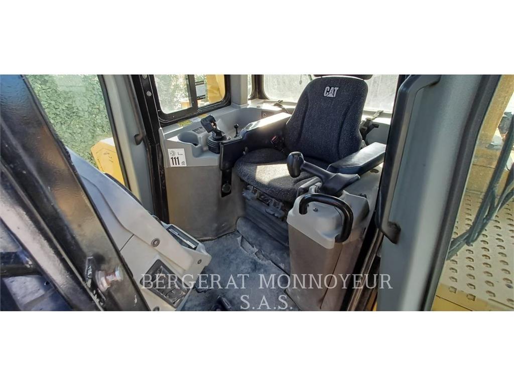 CAT D6T3B XW Telaketjupuskutraktorit