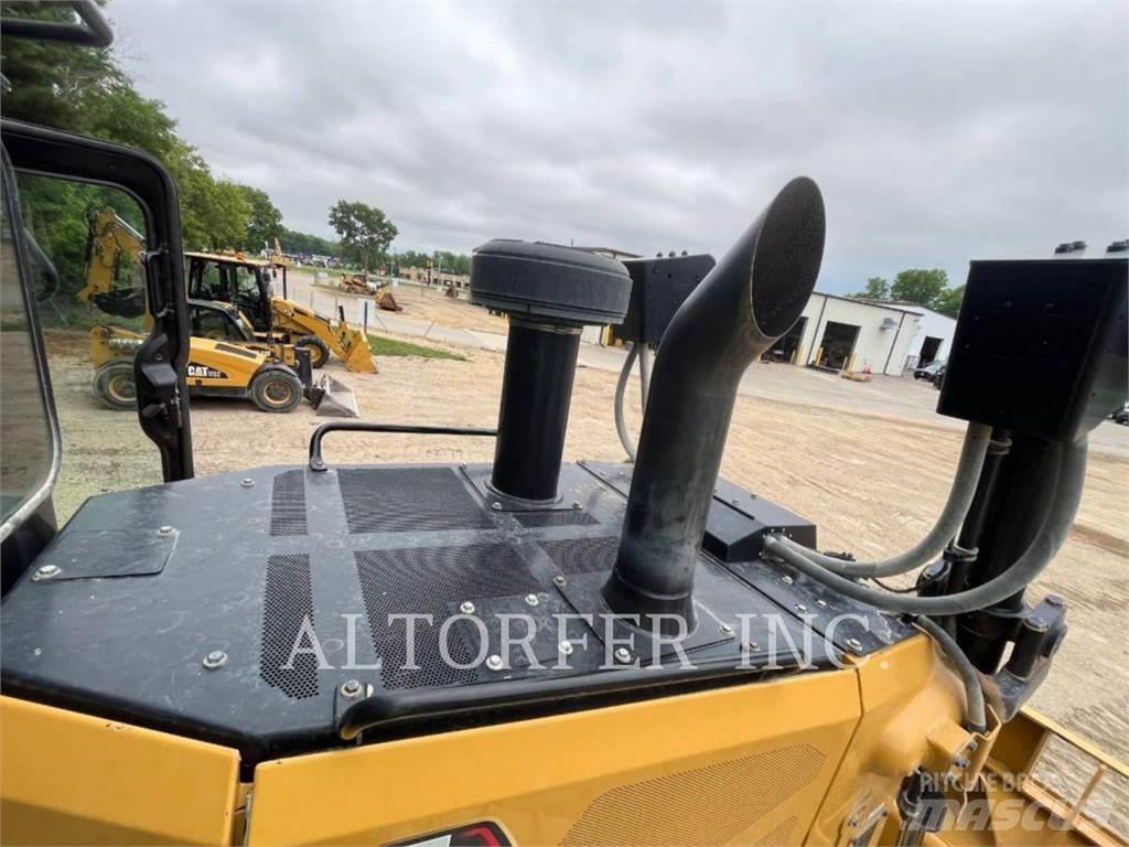 CAT D7-17 Telaketjupuskutraktorit