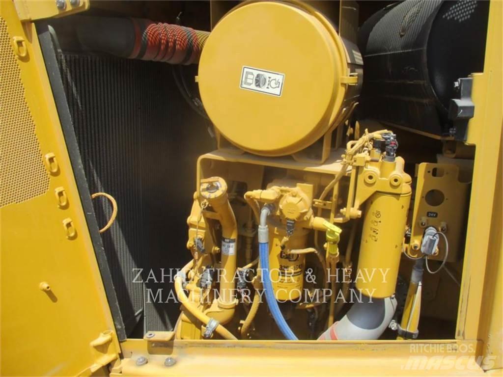 CAT D8T Telaketjupuskutraktorit