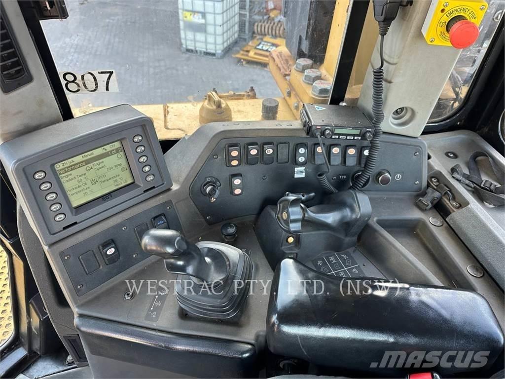 CAT D8T Telaketjupuskutraktorit