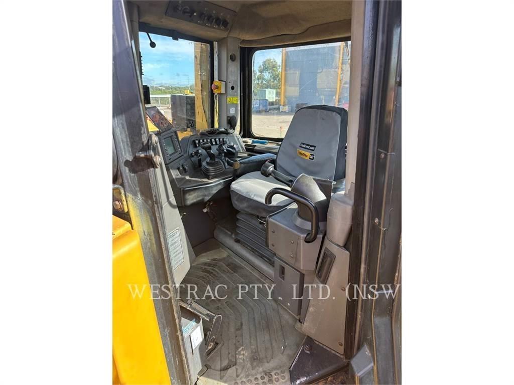 CAT D8T Telaketjupuskutraktorit
