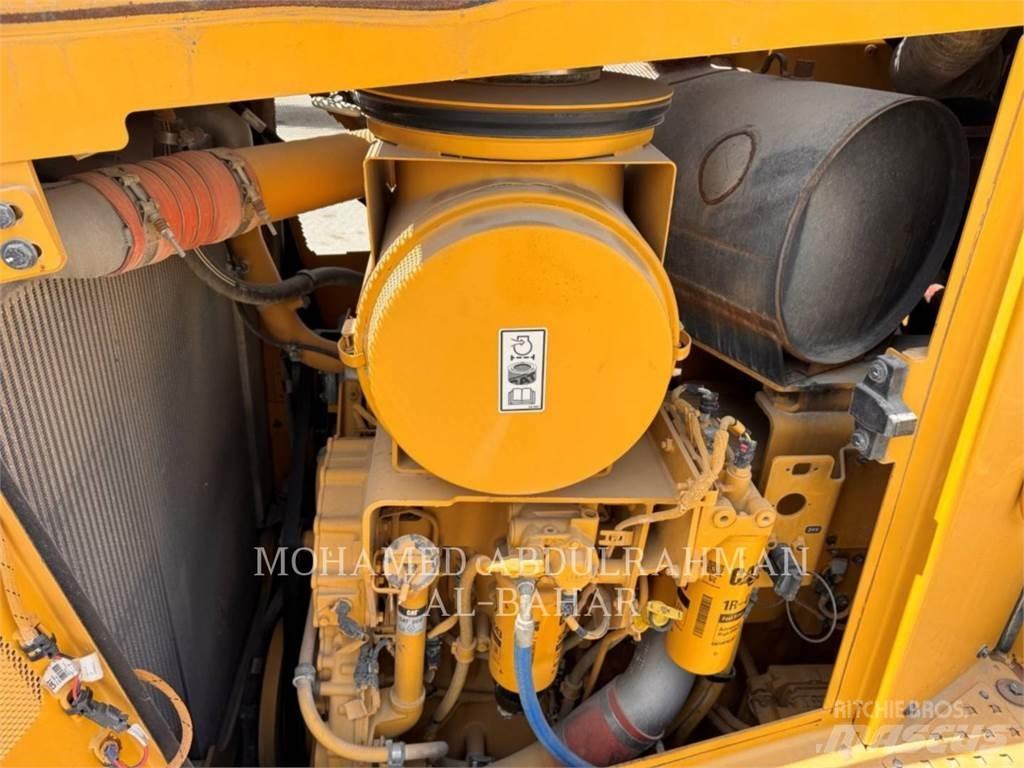 CAT D8T Telaketjupuskutraktorit