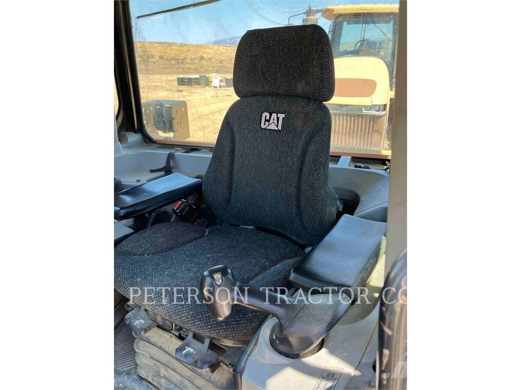 CAT D8T Telaketjupuskutraktorit