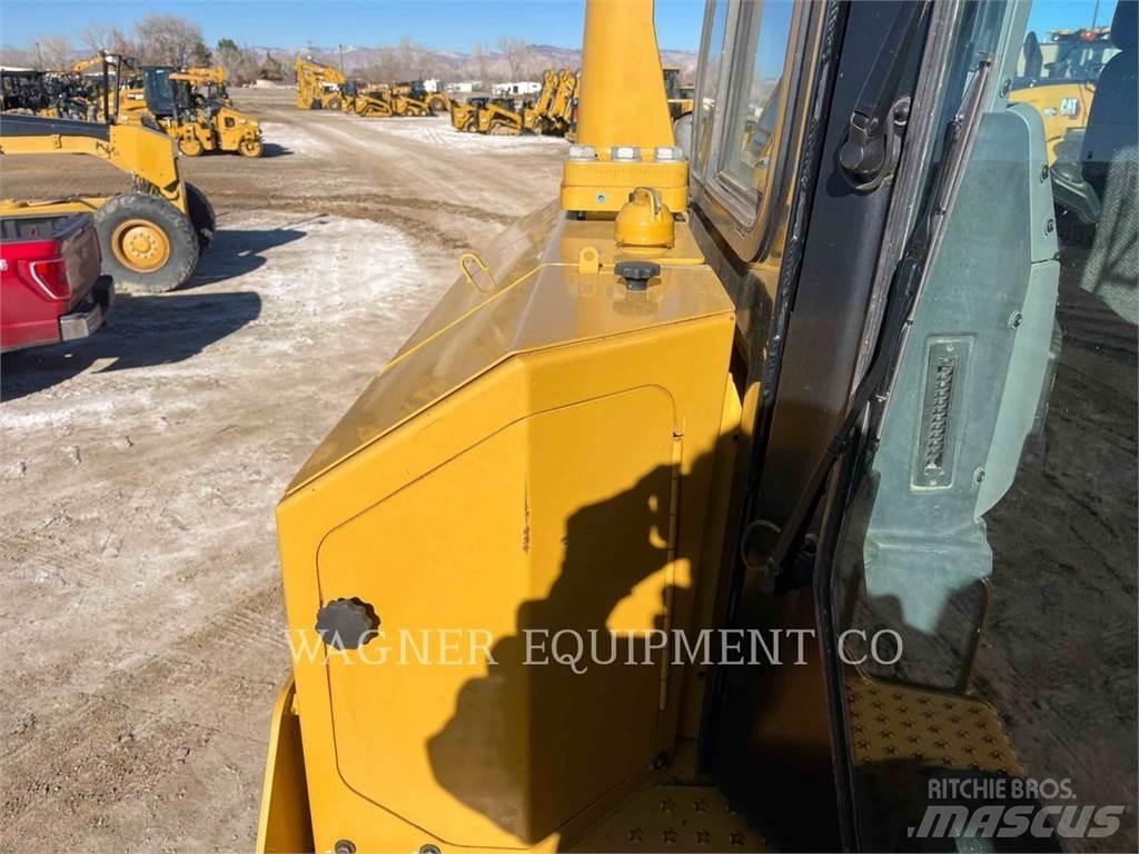 CAT D8T Telaketjupuskutraktorit