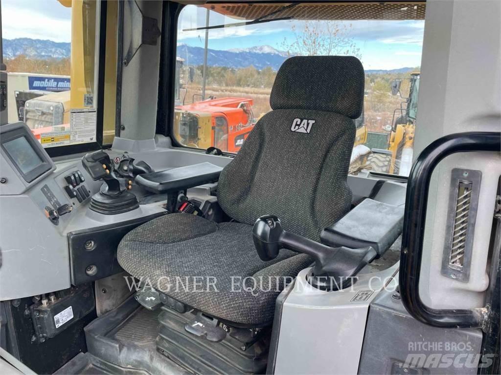 CAT D8T Telaketjupuskutraktorit