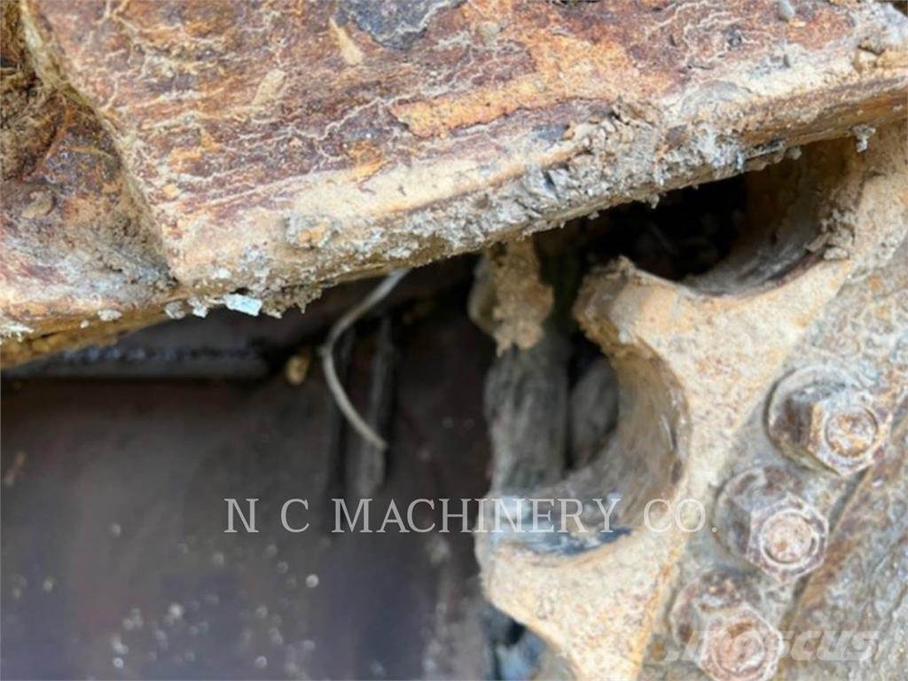 CAT D8T WH Sora- ja kippiautot