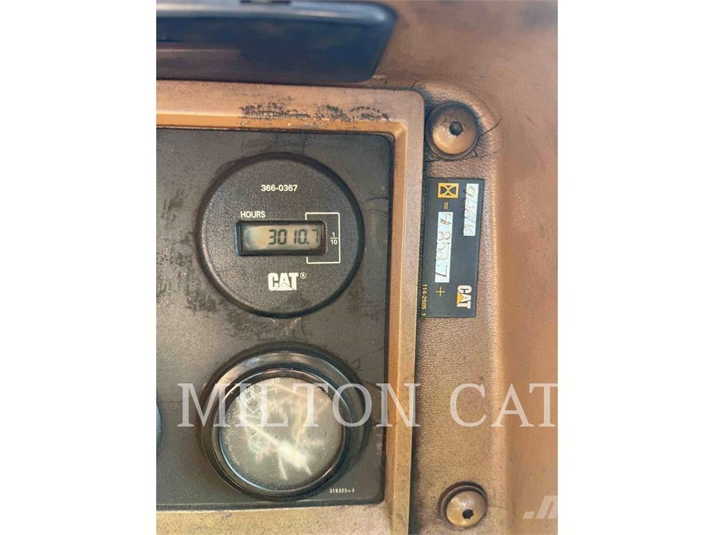 CAT D9N Telaketjupuskutraktorit