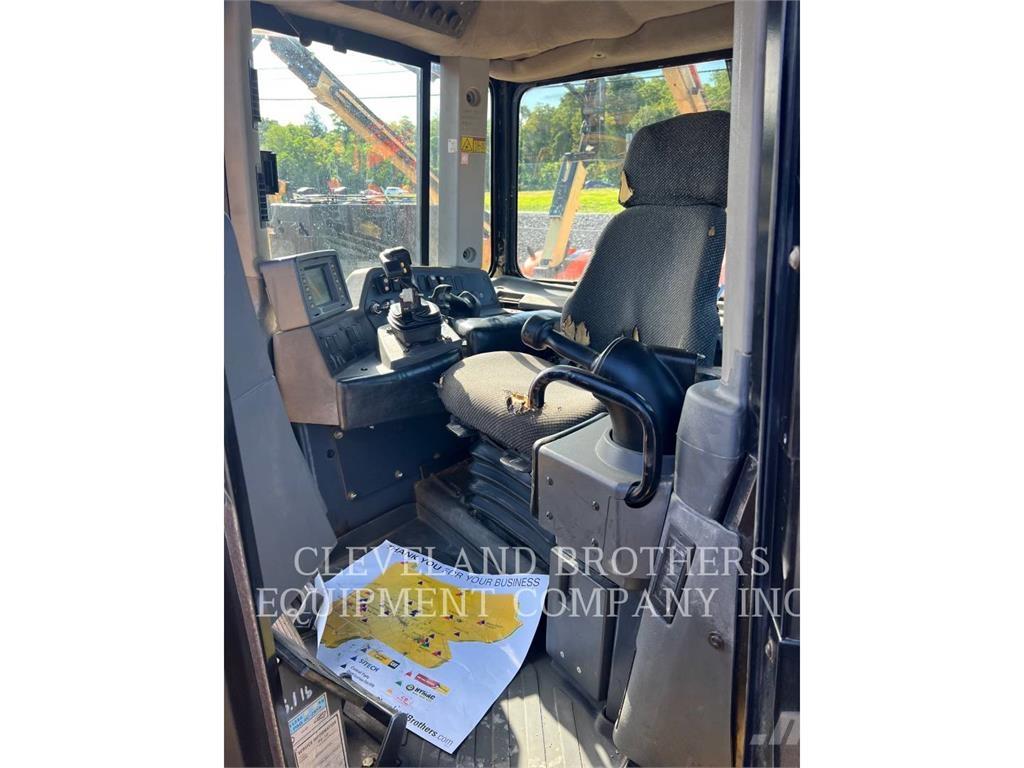 CAT D9T Telaketjupuskutraktorit