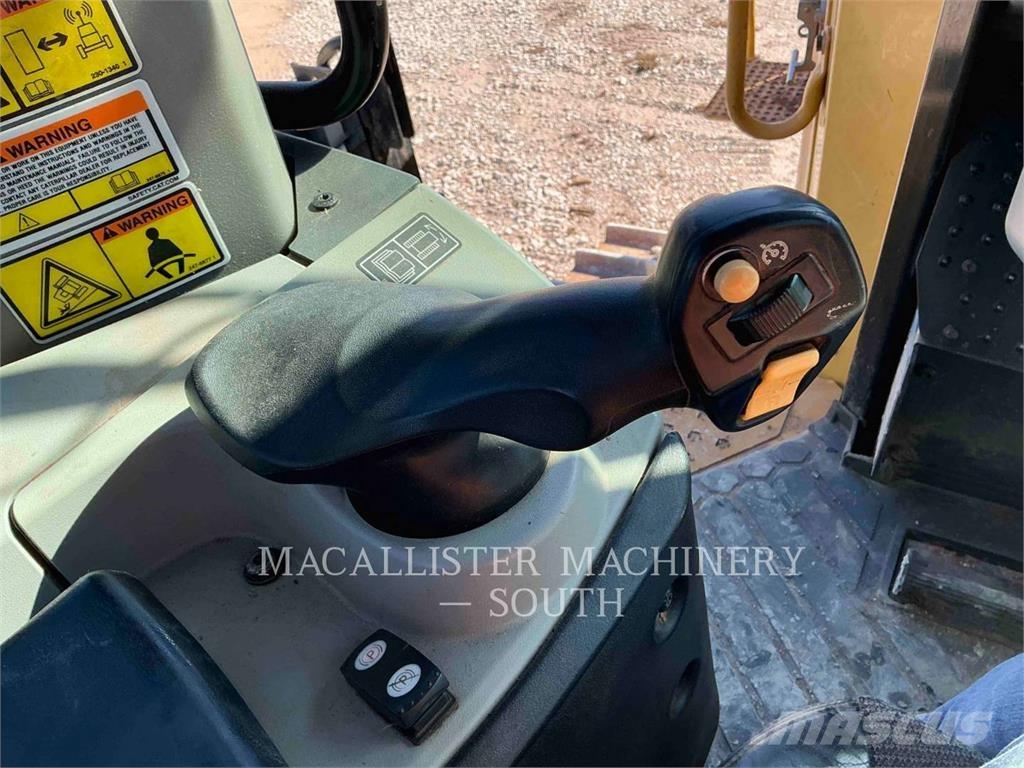 CAT D9T Telaketjupuskutraktorit