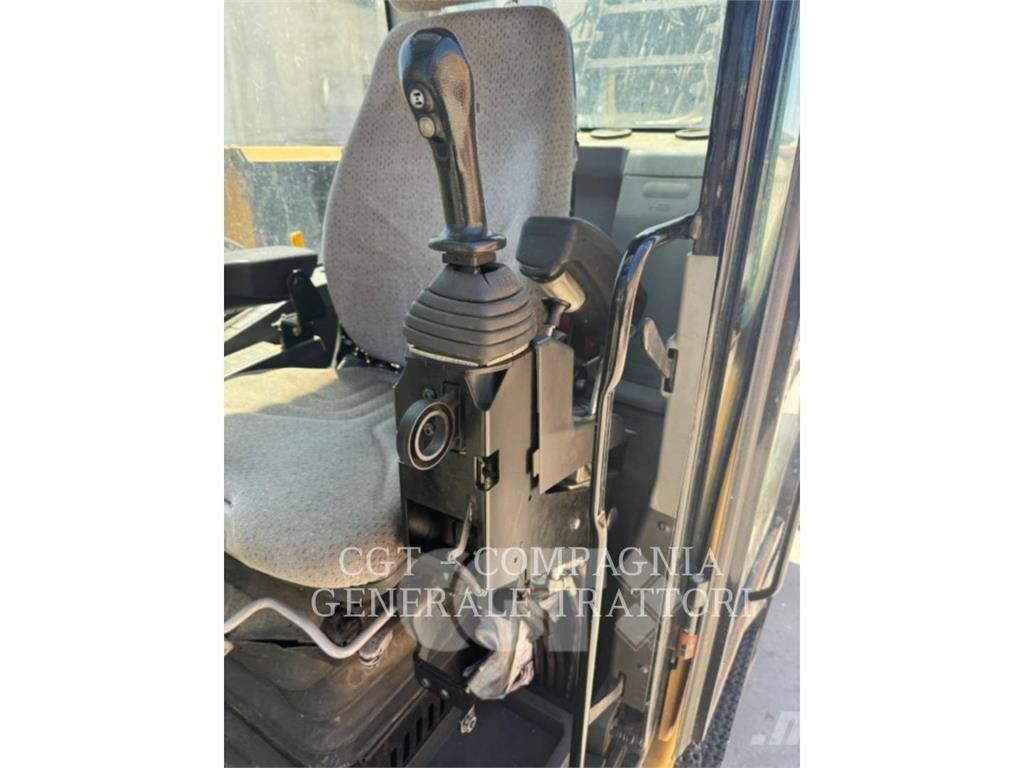 CAT MH3024 Pyöräkaivukoneet