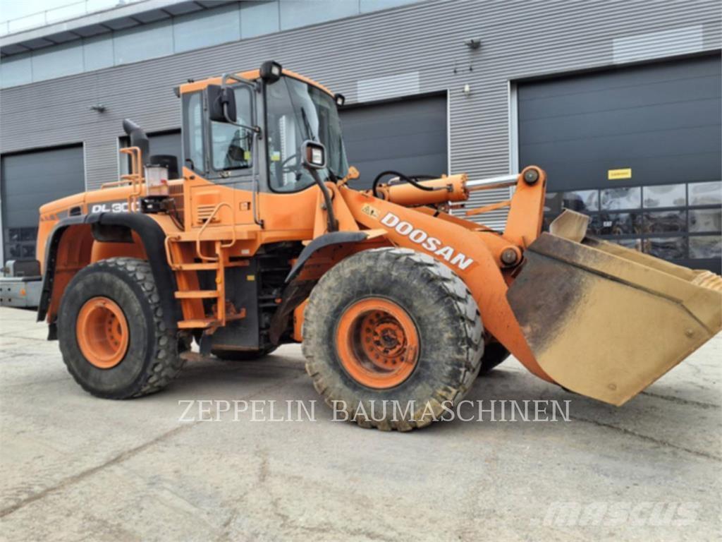 Doosan DL300 Pyöräkuormaajat