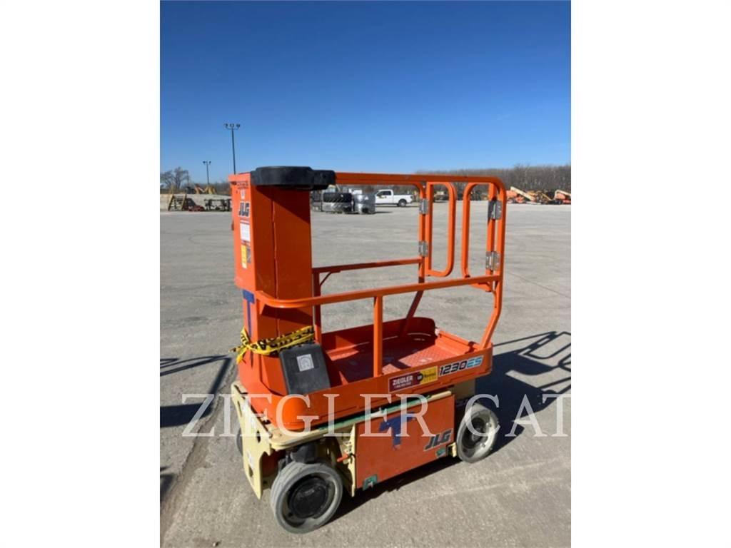 JLG 1230ES Saksilavat