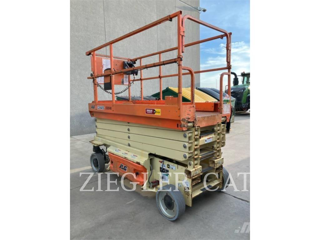 JLG 3246ES Saksilavat