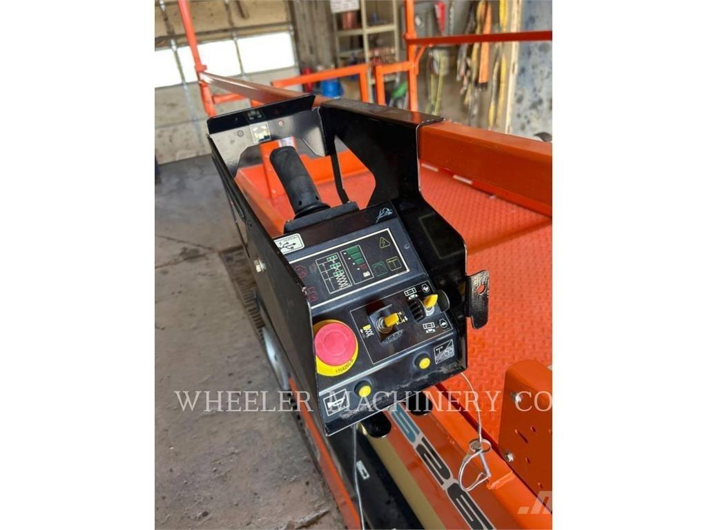 JLG ES2646 Saksilavat