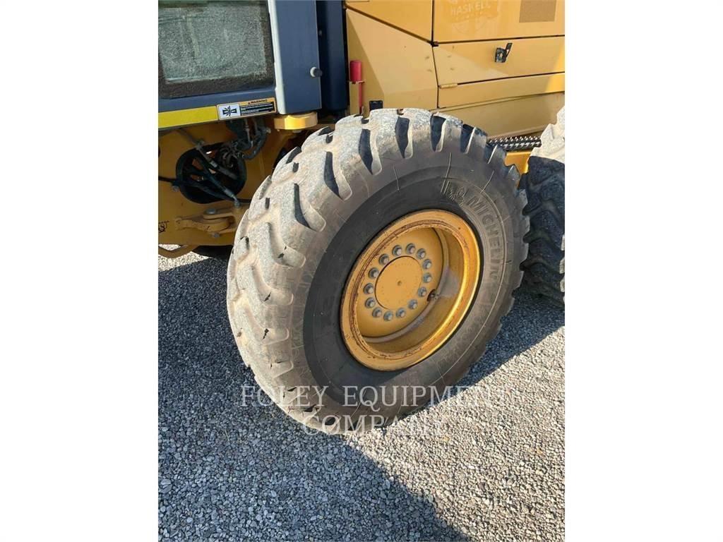 John Deere 670G Tiehöylät