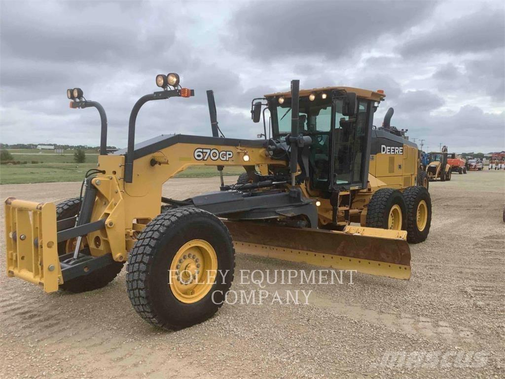 John Deere 670GP Tiehöylät