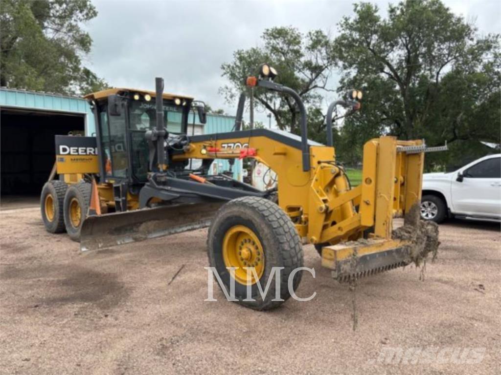 John Deere 770G Tiehöylät