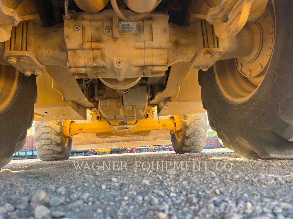 John Deere & CO. 410K TC Kaivurikuormaajat