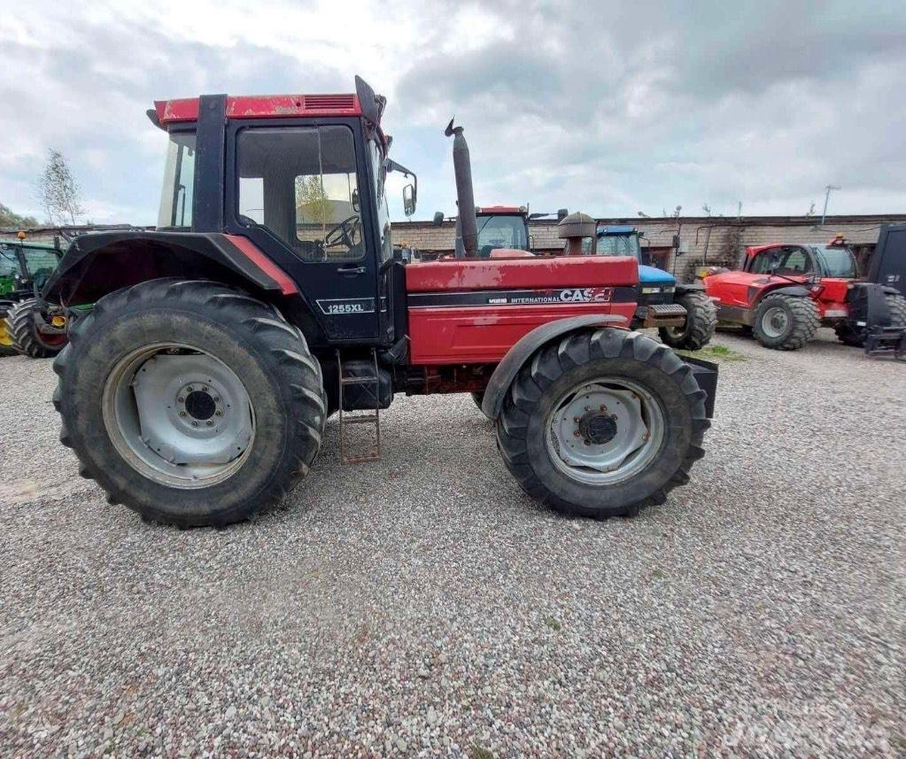 Case IH 1255 XL Traktorit