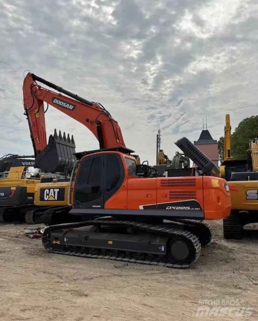 Doosan DX 225 Telakaivukoneet