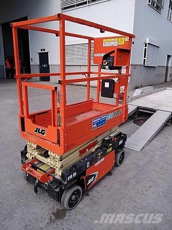 JLG ES 1330 L Saksilavat