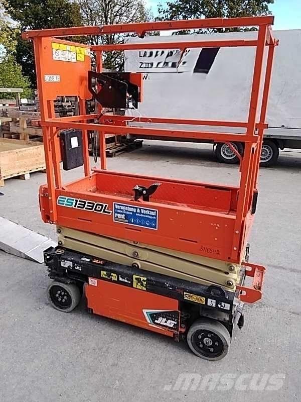 JLG ES 1330 L Saksilavat