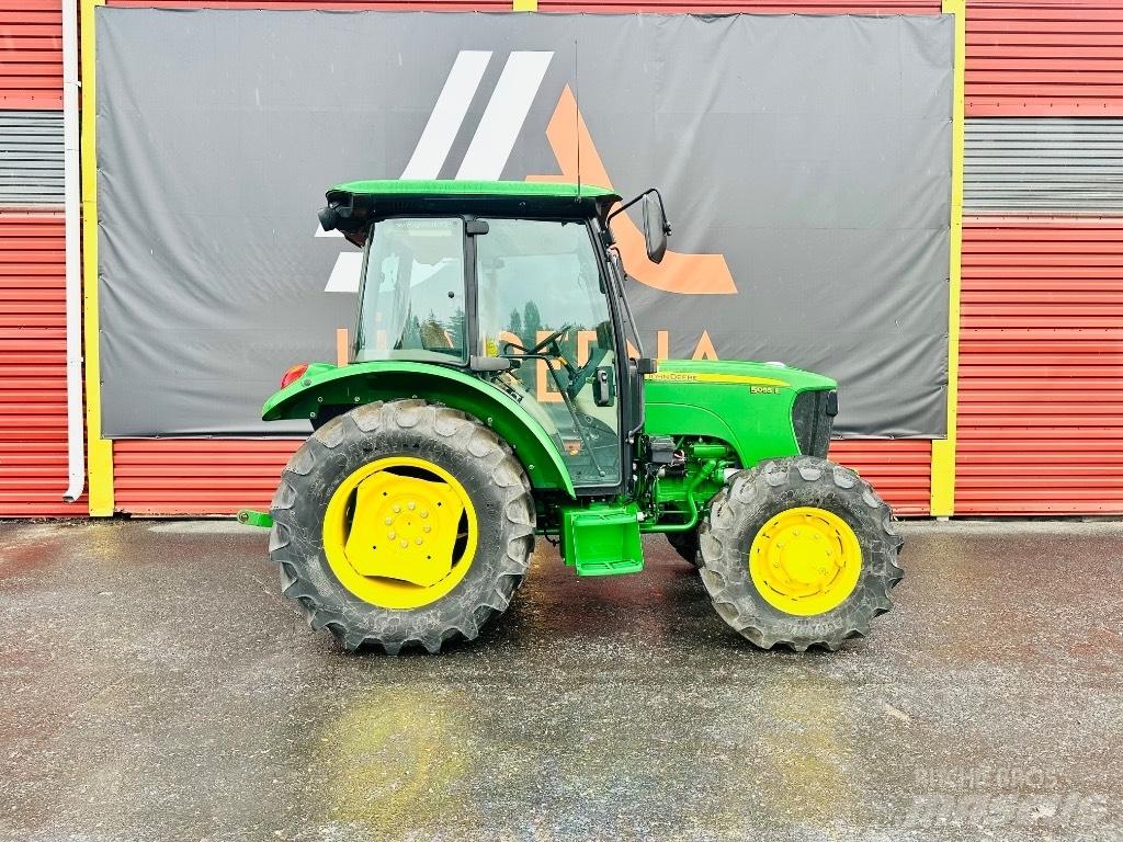 John Deere 5055 E Traktorit