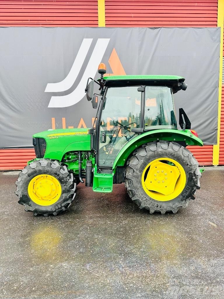 John Deere 5055 E Traktorit
