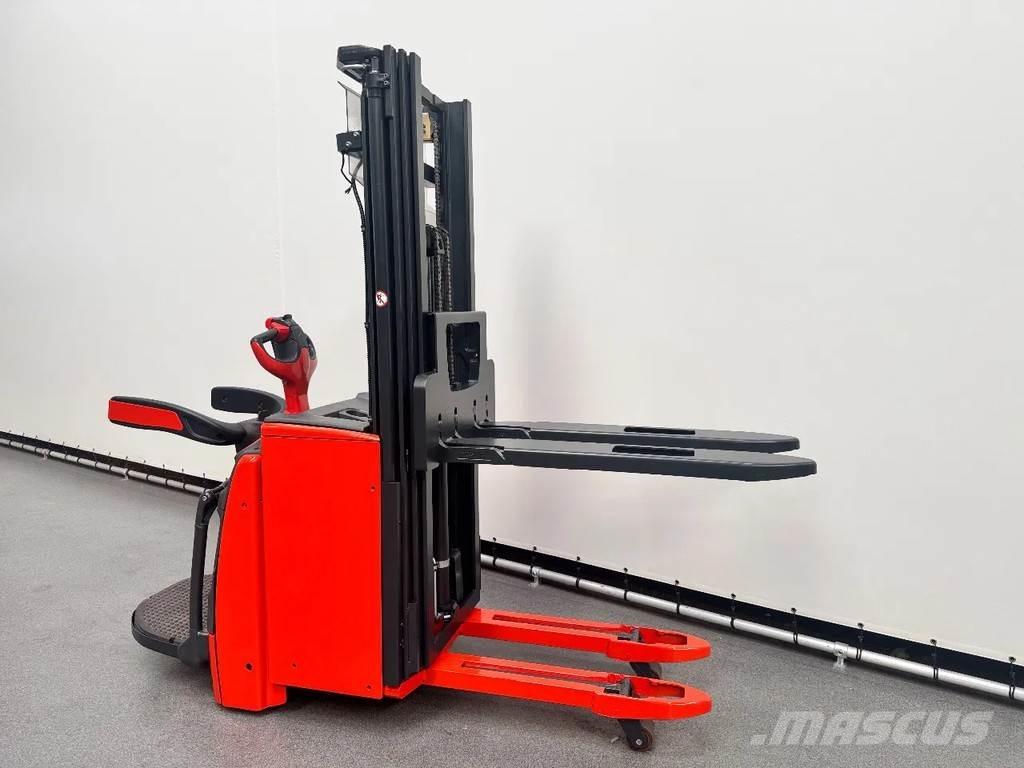 Linde L 14 AP Käyden ajettavat pinoamistrukit