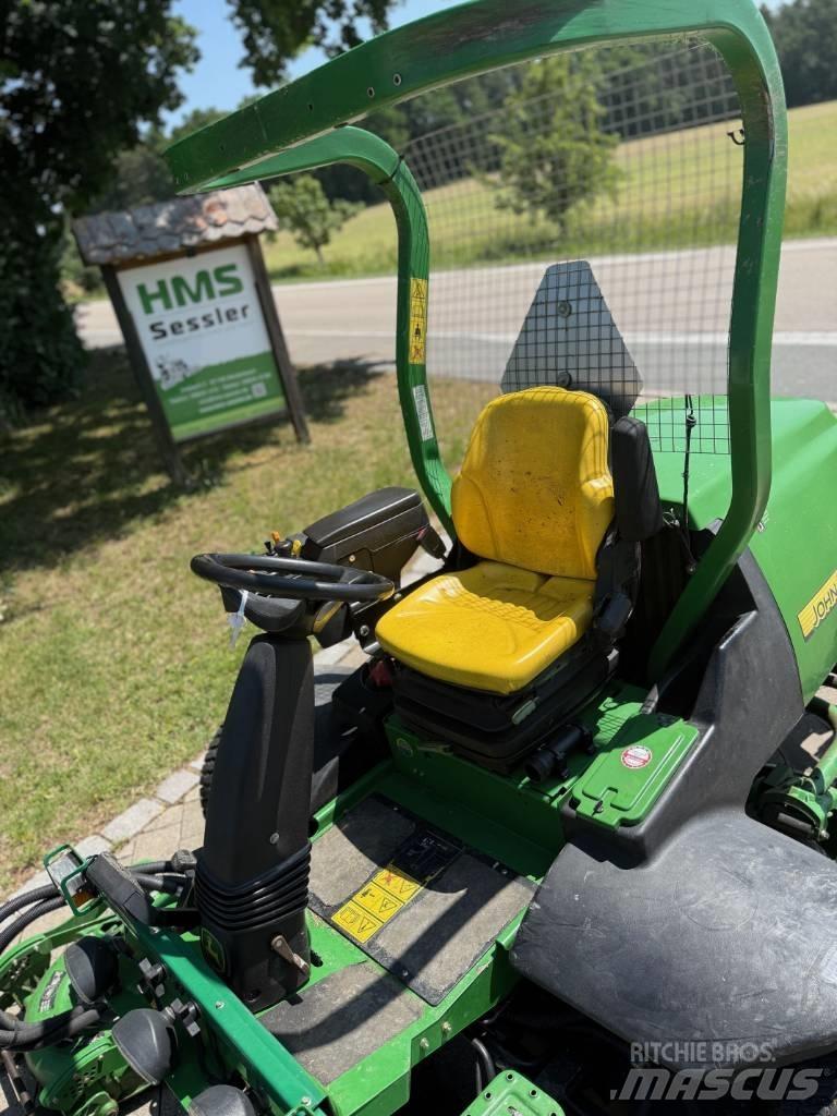 John Deere 8800 Päältäajettavat ruohonleikkurit