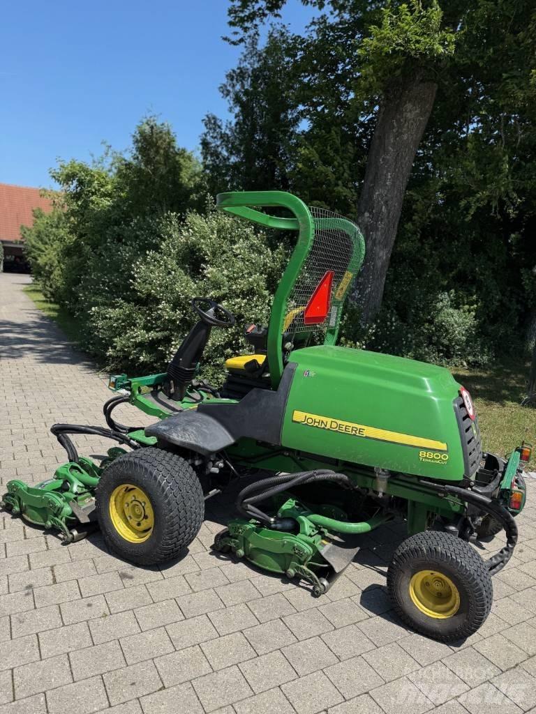 John Deere 8800 Päältäajettavat ruohonleikkurit