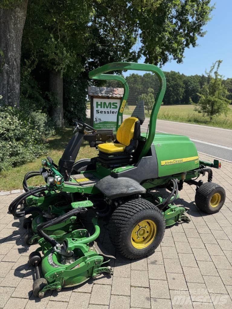 John Deere 8800 Päältäajettavat ruohonleikkurit