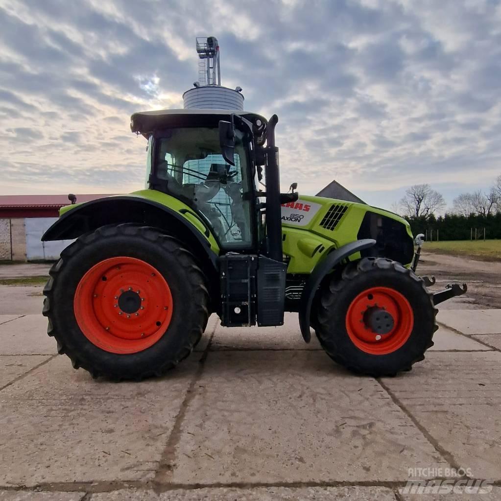 CLAAS Axion 850 Traktorit