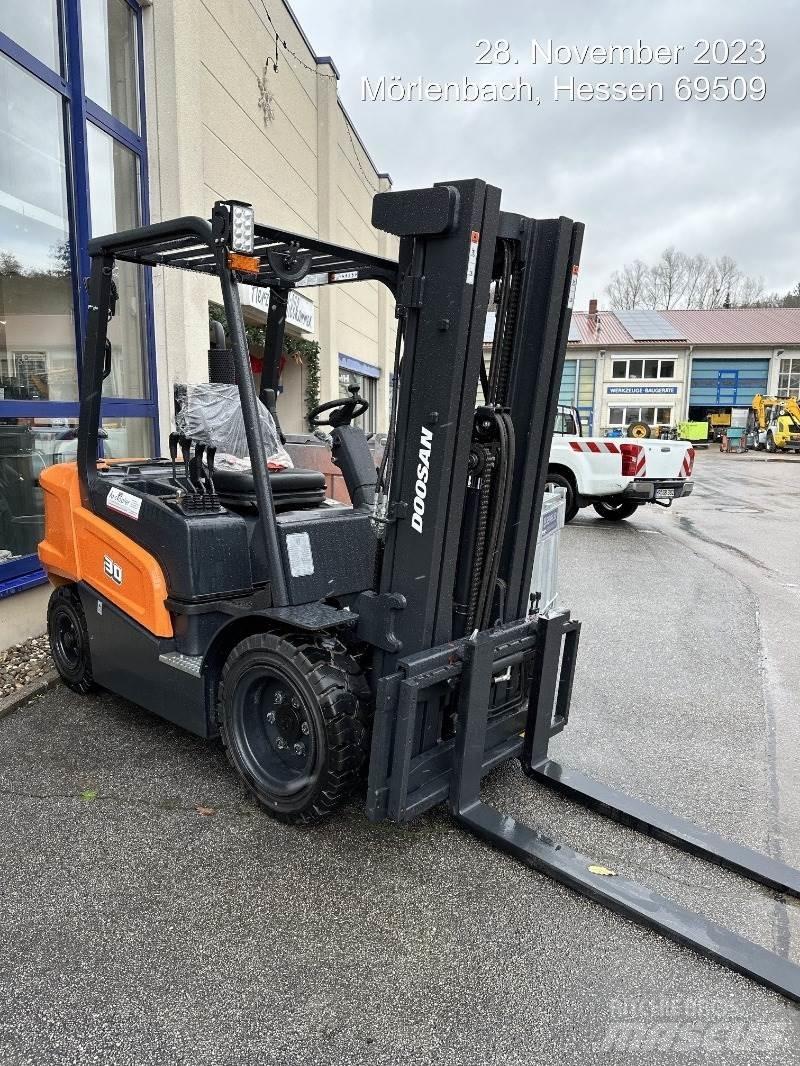 Doosan D30NXS Dieseltrukit