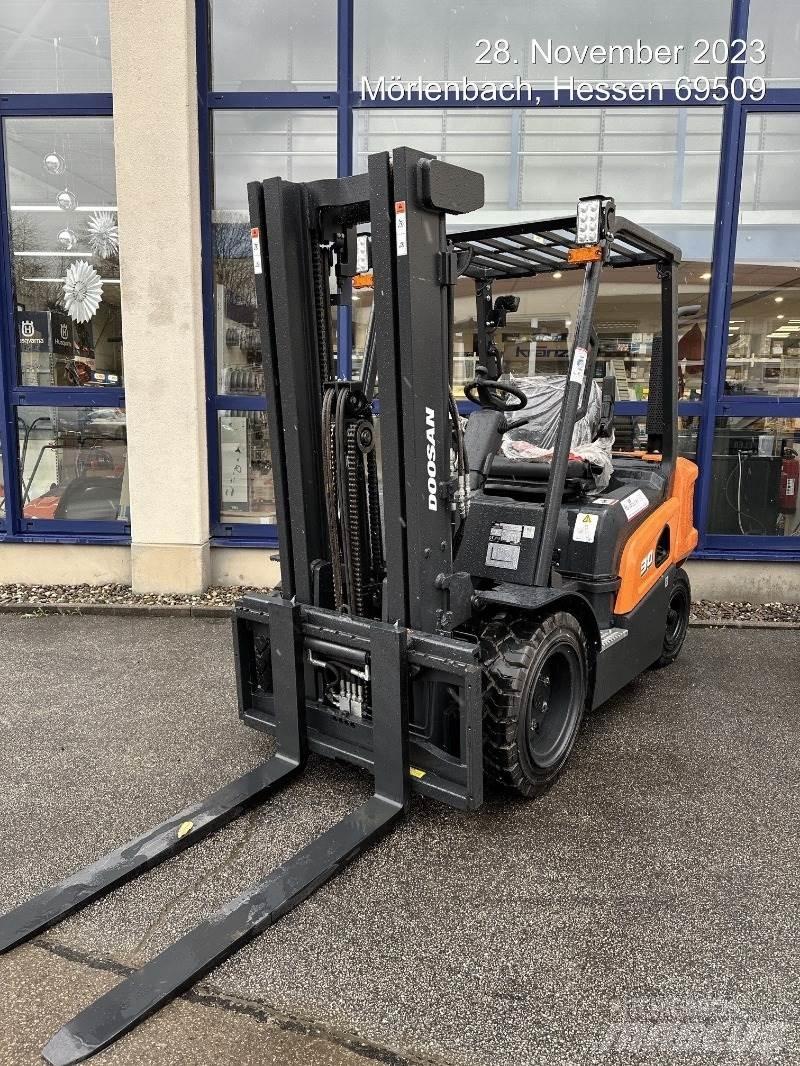 Doosan D30NXS Dieseltrukit