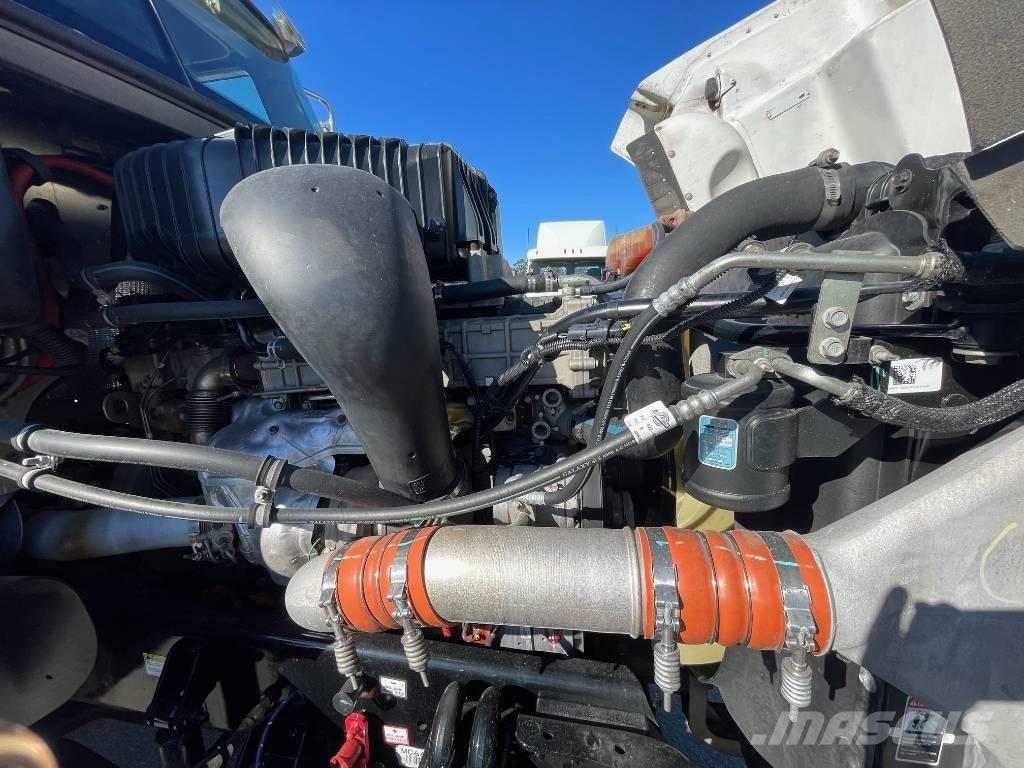 Freightliner 122 SD Vetopöytäautot