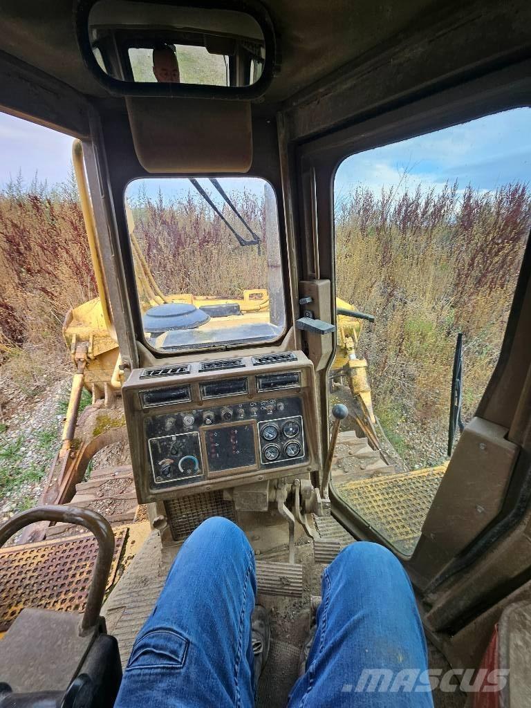 CAT D6h Telaketjupuskutraktorit