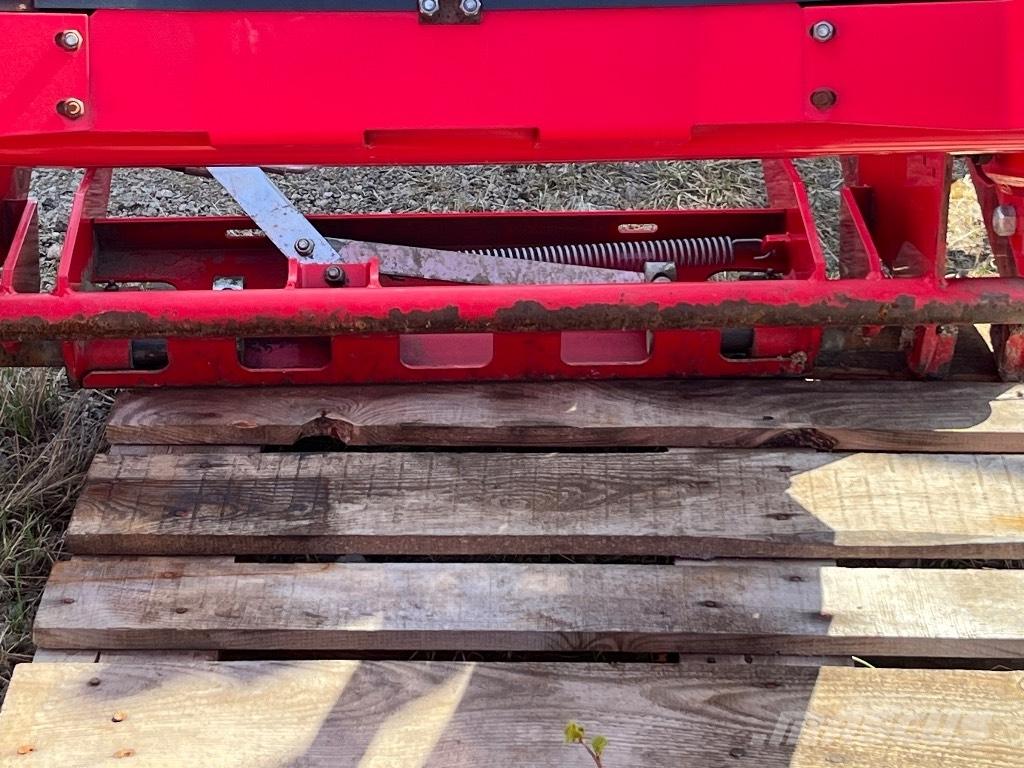Massey Ferguson 945 Etukuormaimet ja kaivuulaitteet
