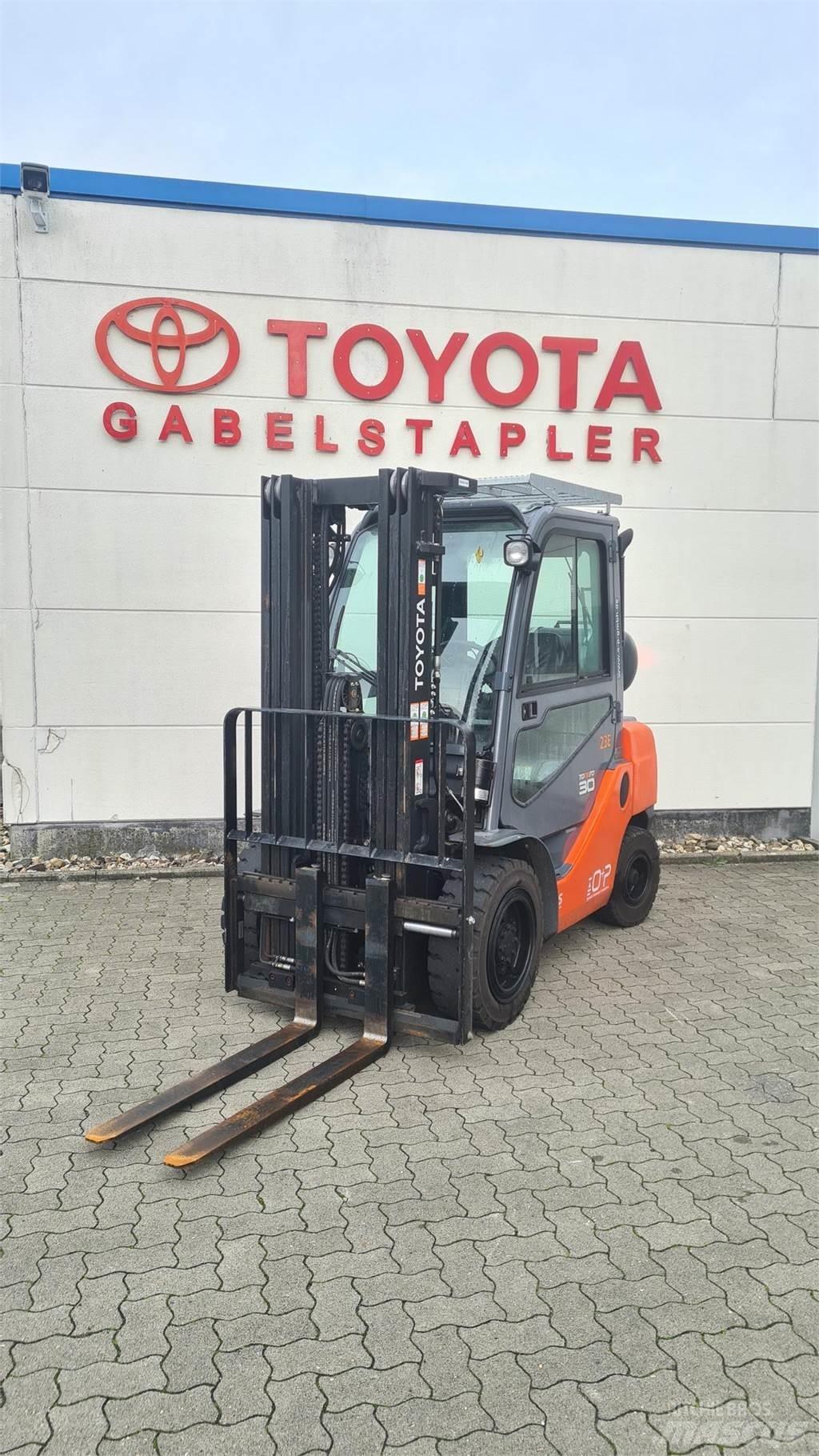 Toyota 02-8FGF30 Nestekaasutrukit