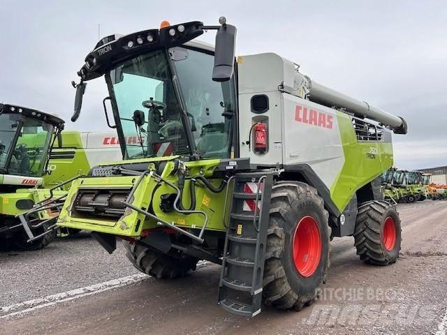 CLAAS TRION 750 Leikkuupuimurit